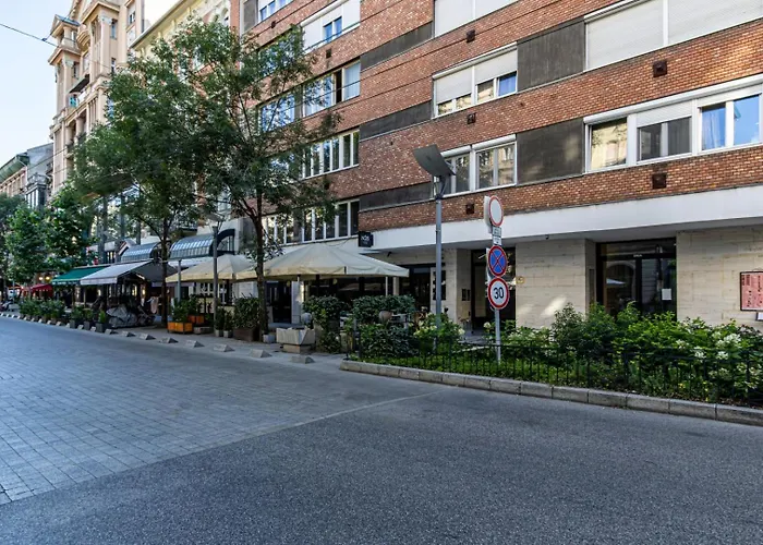 Oasis Apartment On The Broadway With Ac